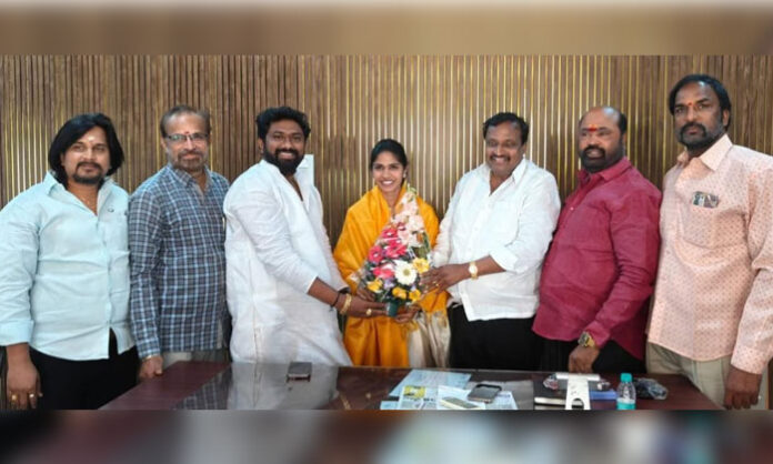 Nomula Prakash Rao felicitating Dr Samala Hema with a shawl during a public service recognition event in Secunderabad