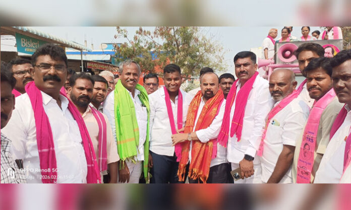 Former NSUI Mandal President Kunda Shiva joins BRS party during Alair municipal election campaign