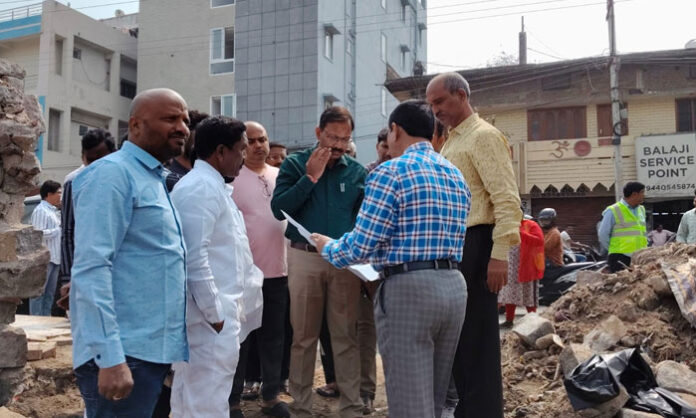 GHMC Additional Commissioner Vinay Krishna Reddy inspecting drainage overflow problem in Vijayapuri Colony