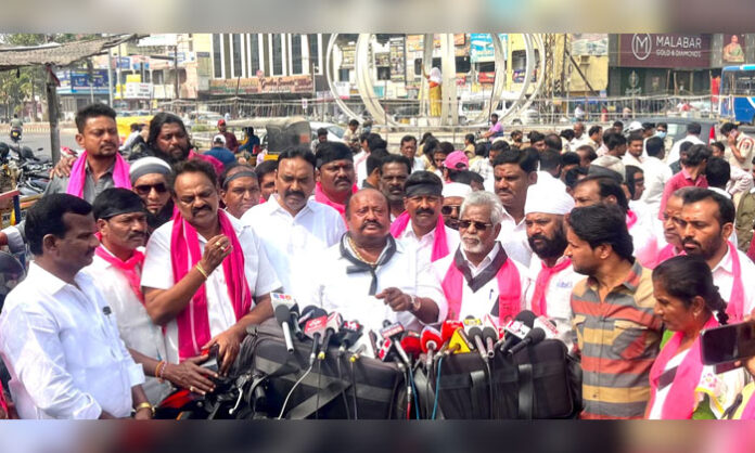 Former Minister and Karimnagar MLA Gangula Kamalakar addressing BRS protest at Telangana Chowk condemning SIT notices issued to KCR