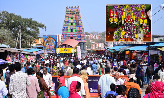 Devotees participating in the Edupayala Sri Vanadurgamma Devasthanam Jatara festival offering prayers and taking holy dips