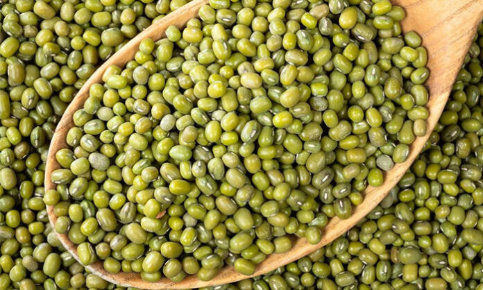 Green peas displayed as a healthy food option for weight loss and heart health