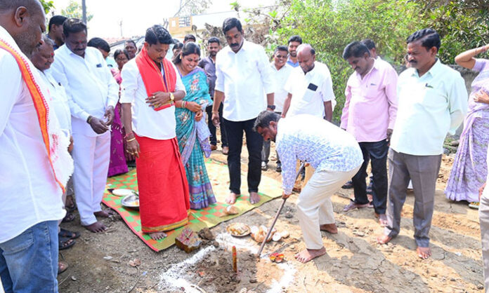 Wardhannapet MLA K.R. Nagaraju at Indiramma houses program