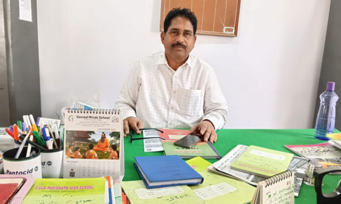Jawahar Nagar student receiving first prize at Medchal district level Spell Bee competition