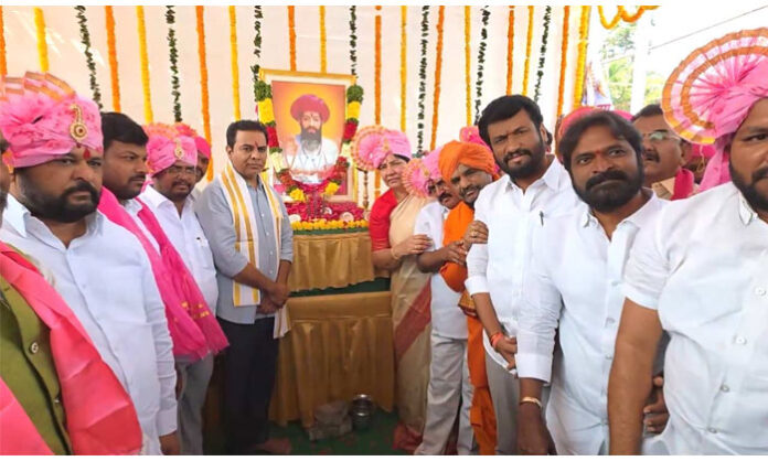 K. T. Rama Rao addressing party leaders at Telangana Bhavan