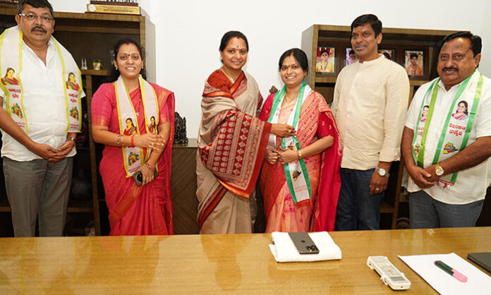 Kalvakuntla Kavitha welcomes Kaveti Manohar Kumar into Telangana Jagruti in Hyderabad