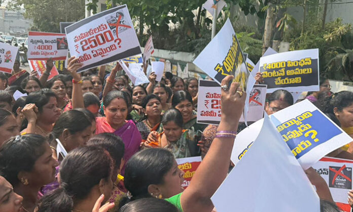 K. Kavitha leading Jagruthi protest at Praja Bhavan demanding implementation of election promises