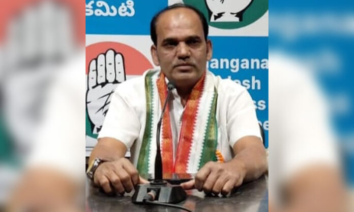 Koushik Reddy MLA arguing with Karimnagar police officials during Sammakka Saralamma Jathara security enforcement