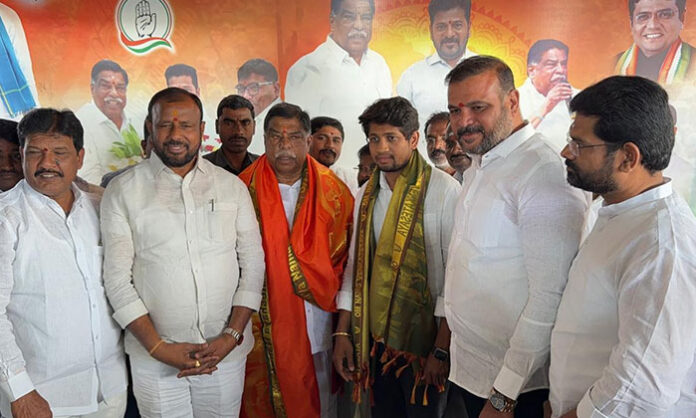 Former Councilor Manikanta Goud and former MLA Sudheer Reddy celebrating birthday with senior Congress leaders and fans in Medchal Circle.