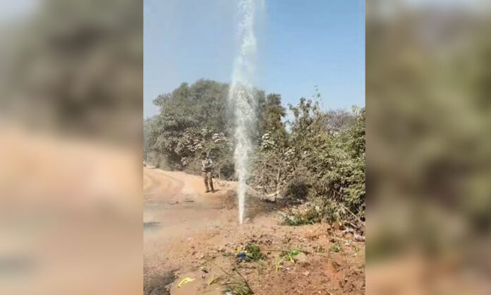 Water gushing from Manjeera pipeline flooding Chennapuram intersection and disrupting traffic