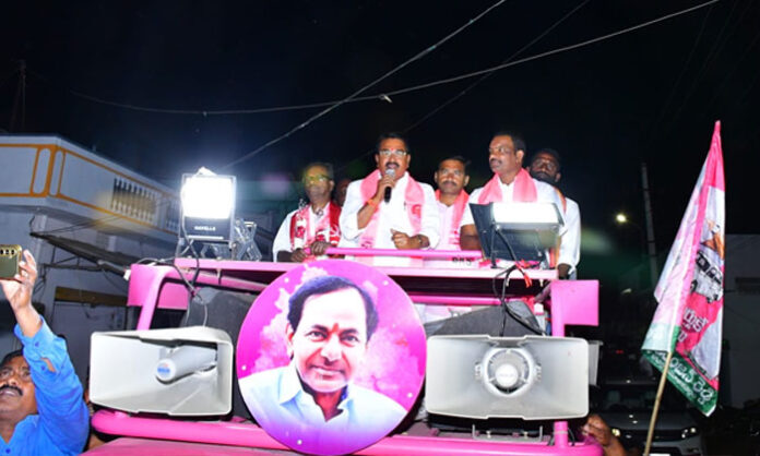 Former minister Niranjan Reddy addressing people during BRS municipal election campaign praising KCR welfare schemes