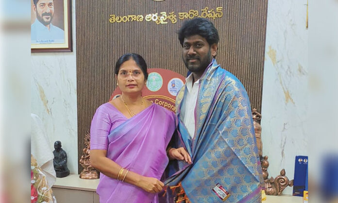 Mothkur Municipality Vice-Chairman Pallerla Venkanna meets Arya Vysya Chairman Kalva Sujatha Gupta in Hyderabad