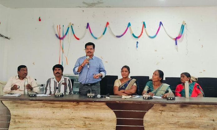 Parvathagiri MPDO Shankar Naik addresses workshop on livelihoods and employment guarantee schemes