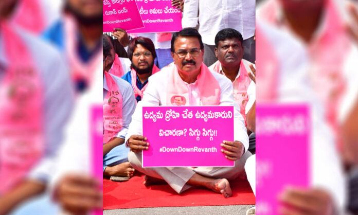 Former Agriculture Minister Singireddy Niranjan Reddy addressing a protest against SIT notices issued to KCR during municipal elections