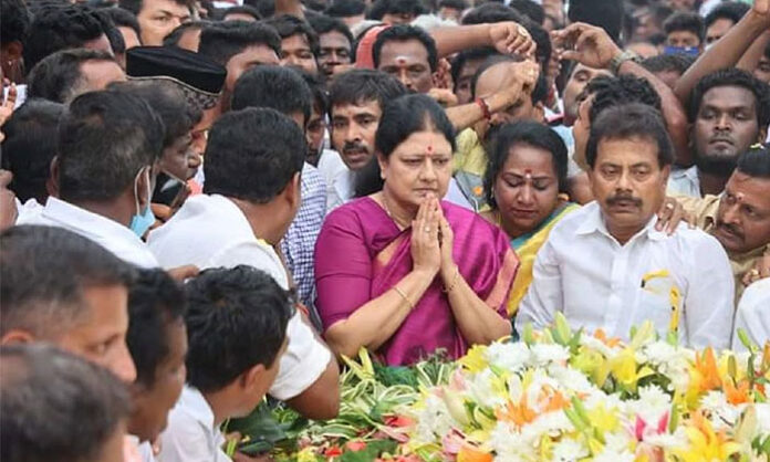 V. K. Sasikala paying tribute at the memorial of J. Jayalalithaa