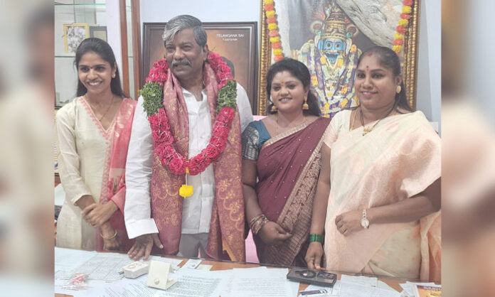 Secunderabad corporators Dr Samala Hema, Kandi Sailaja and Sunitha meeting MLA Padmarao Goud at camp office