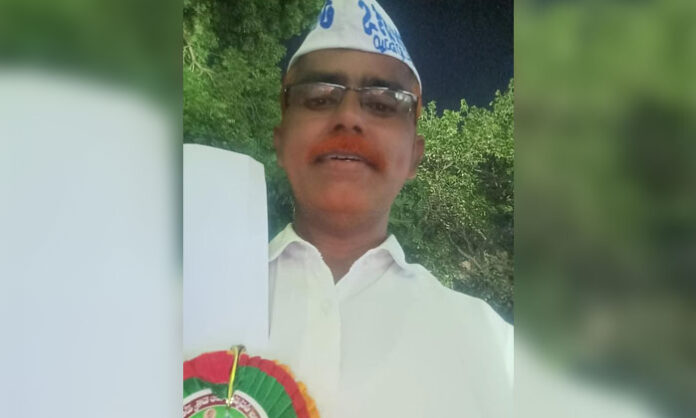 Telangana Srinivas Nayak addressing media while speaking about Telangana statehood and leadership debate