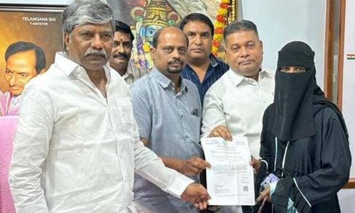 Theegulla Padma Rao Goud distributing Chief Minister Relief Fund LOCs to patients in Secunderabad