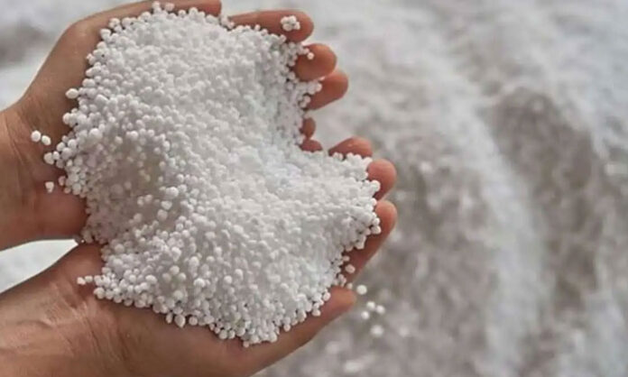 Farmers waiting in queues facing urea shortage and fertilizer availability issues