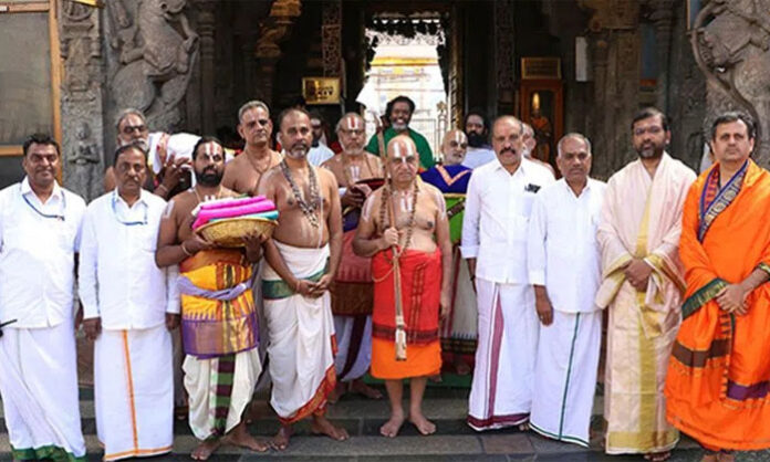 Yadugiri Yathiraja Narayana Ramanuja Jeeyar being accorded temple honors at Tirumala Sri Venkateswara Swamy Temple