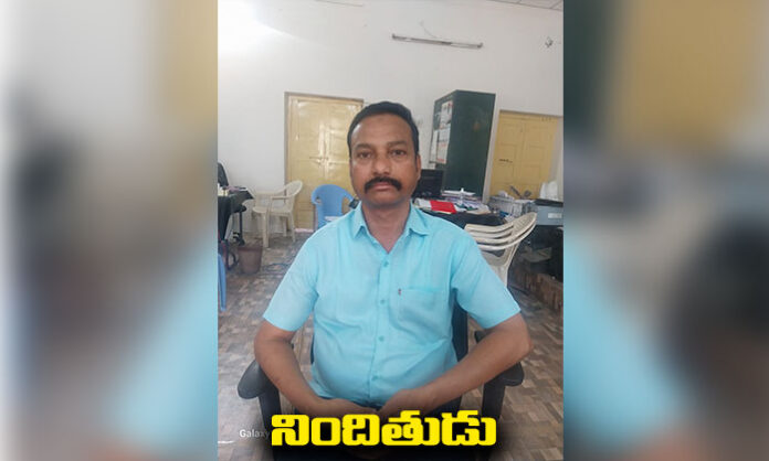 ACB officials arresting Senior Assistant Khadeer from Mothkur Sub-Treasury office in Nalgonda for accepting bribes to pass employee salary bills