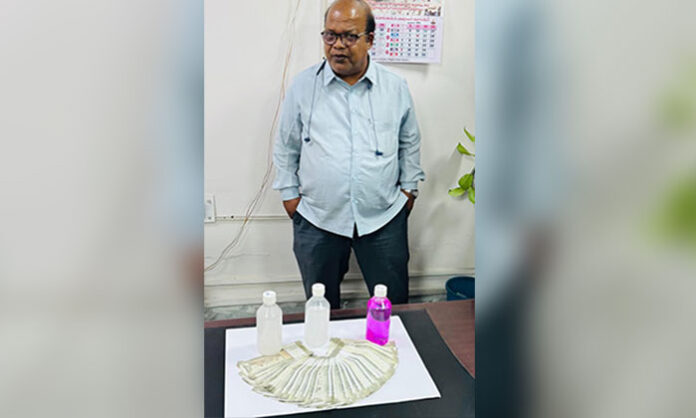 ACB officials catching GHMC audit officer Santosh taking Rs 35000 bribe in Secunderabad GHMC office