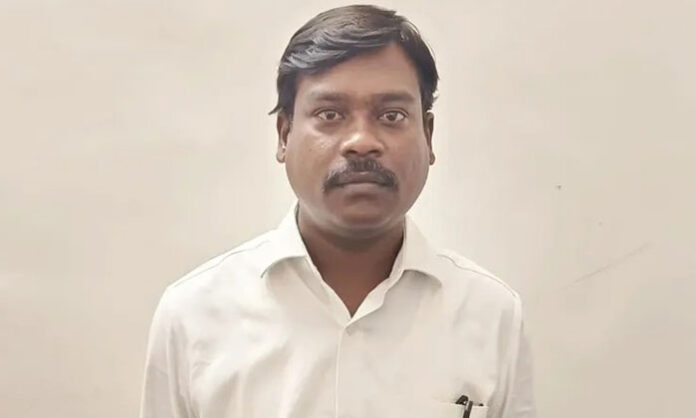 Anti Corruption Bureau conducts raid at Tahsildar office in Peddemul and catches Revenue Inspector Simon accepting bribe