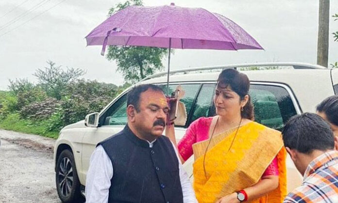 Rupali Chakankar seen holding umbrella for astrologer Ashok Kharat amid ongoing rape allegations controversy