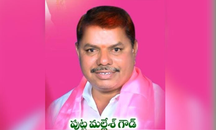 BRS leaders, including former MLA Gongidi Sunitha Mahender Reddy, hold a dharna in Aleru demanding removal of houses and agricultural lands from the prohibited list under 22-A Act 1908 and POT Act 1977.