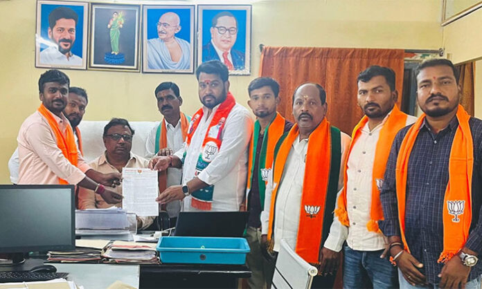 BJP leaders protest against Congress government over failure to implement 6 guarantees in Telangana