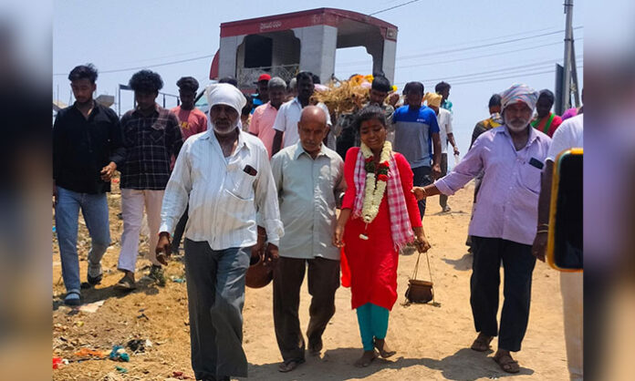 Emotional scene of a daughter performing her father’s last rites in Aler, breaking traditional norms and highlighting the strength and responsibility of daughters in Indian society.