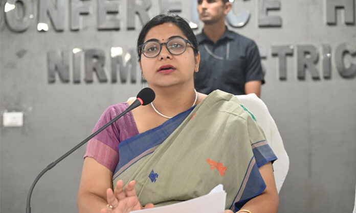 District Collector Abhilasha Abhinav addressing public about no shortage of gas cylinders in the district and smooth distribution at agencies