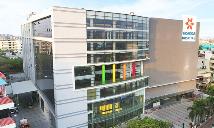 A fake doctor robs a female patient of 10 tolas of gold by administering drugs at Yashoda Hospital, Secunderabad; police investigating.