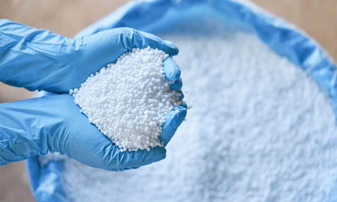 Farmers waiting in long queues for urea amid shortage crisis in Telangana villages