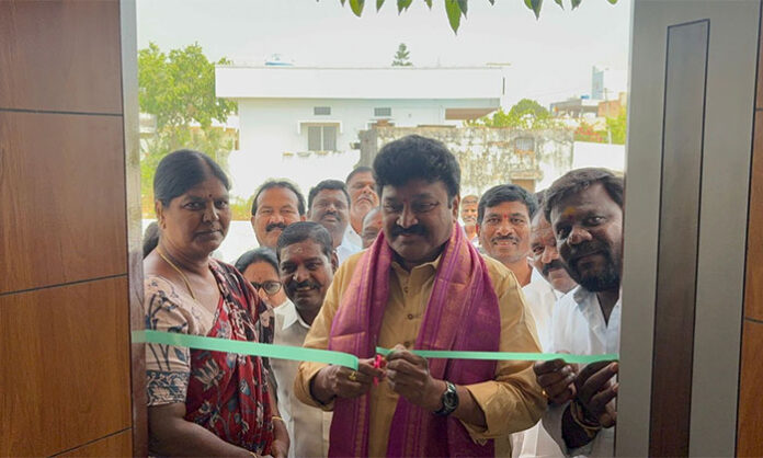 District leader Hari Vardhan Reddy attending the Indiramma Illu housewarming ceremony in Railapur village, highlighting Telangana government’s free housing scheme for the poor.