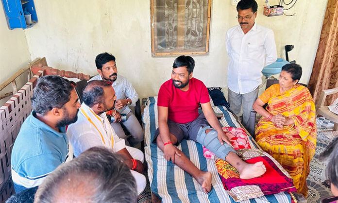Karimnagar Mayor Kolagani Srinivas visiting BJP Kothapally Zone President Muthunuri Harish at his residence after leg injury