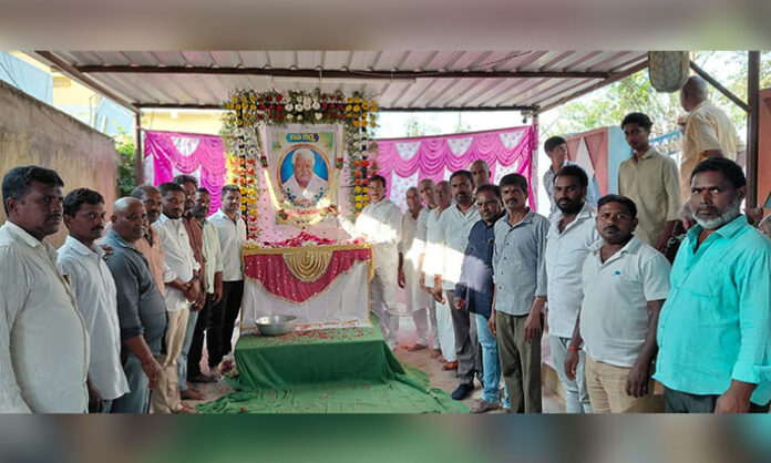 BRS leader Vantéru Pratap Reddy attending the Dashadinakarma ceremony of late Lakshminarayana Yadav in Koocharam village and offering condolences to the family.