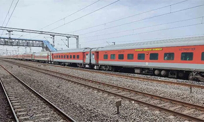Loco pilot refuses to drive train after duty hours causing delay at Thakurganj railway station in Bihar