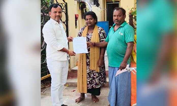 MLA Chamakura Mallareddy provides ₹1,50,000 medical assistance to V Vijayalakshmi from Veerabhadra Colony with support from BRS leaders