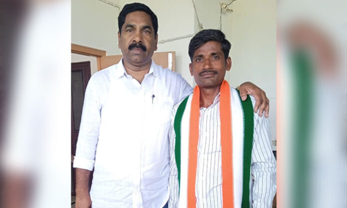 MLA K.R. Nagaraju celebrates birthday at Congress Party office in Parvatagiri Mandal with party leaders and public representatives