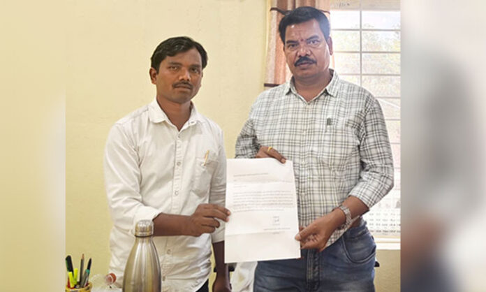NHRC representative Gare Jayaraj submits memorandum to Parvathagiri MPDO seeking basic facilities for NREGA workers in Warangal district