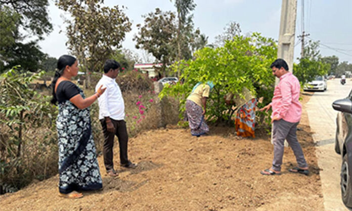 Mothkur Municipal Chairperson Gaddam Swapna Soma Narasayya inspecting arrangements for the resumption of Thai Bazaar at Angadi Bazaar Road with municipal staff.