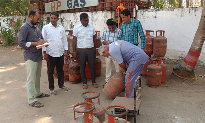 Civil Supplies officials in Nirmal seize 29 domestic gas cylinders from hotels during surprise inspections