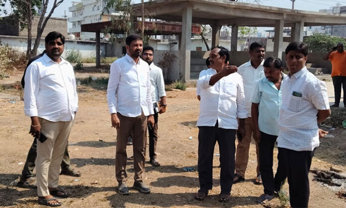 Nirmal Municipal Vice Chairman Appala Ganesh Chakravarthy inspecting Mancherial Crossroads crematorium with officials to improve water supply and sanitation