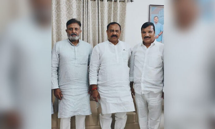 Bomma Mahesh Kumar Goud meeting with Madhu Yaski Goud at his residence