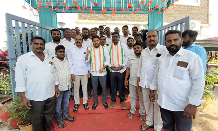 Congress leaders reacting strongly to alleged misconduct by Padi Kaushik Reddy in Telangana Assembly, demanding his expulsion for inappropriate behavior towards Kadiyam Srihari.