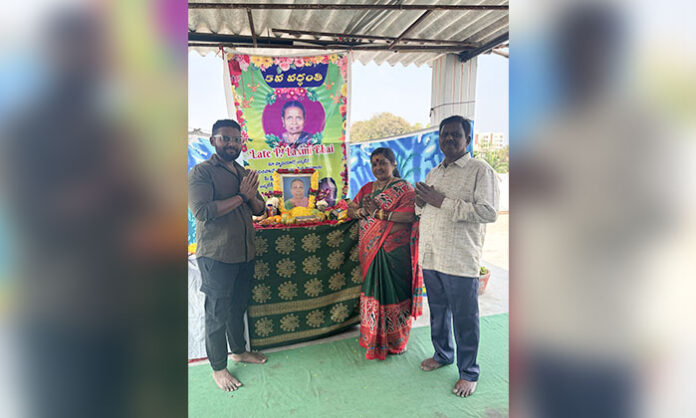 Family members paying tribute to Parlapalli Lakshmi Bai on her 5th death anniversary