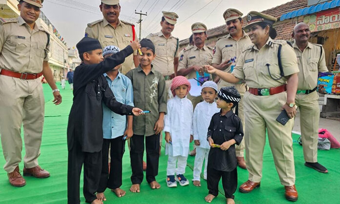 SP Janaki Sharmila inspects security arrangements at the town Eidgah during Ramadan, ensuring devotees’ safety and festival harmony.