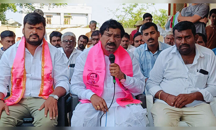 BRS leader Tatikonda Rajaiah criticizing Kadiyam Srihari during a press conference in Station Ghanpur, raising allegations of autocratic behavior, corruption, and political opportunism.