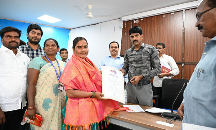 Telagamalla Ananda being felicitated by Ranga Reddy District Collector C. Narayana Reddy at IDOC Kongara Kalan for her outstanding work in implementing the Jal Jeevan Mission
